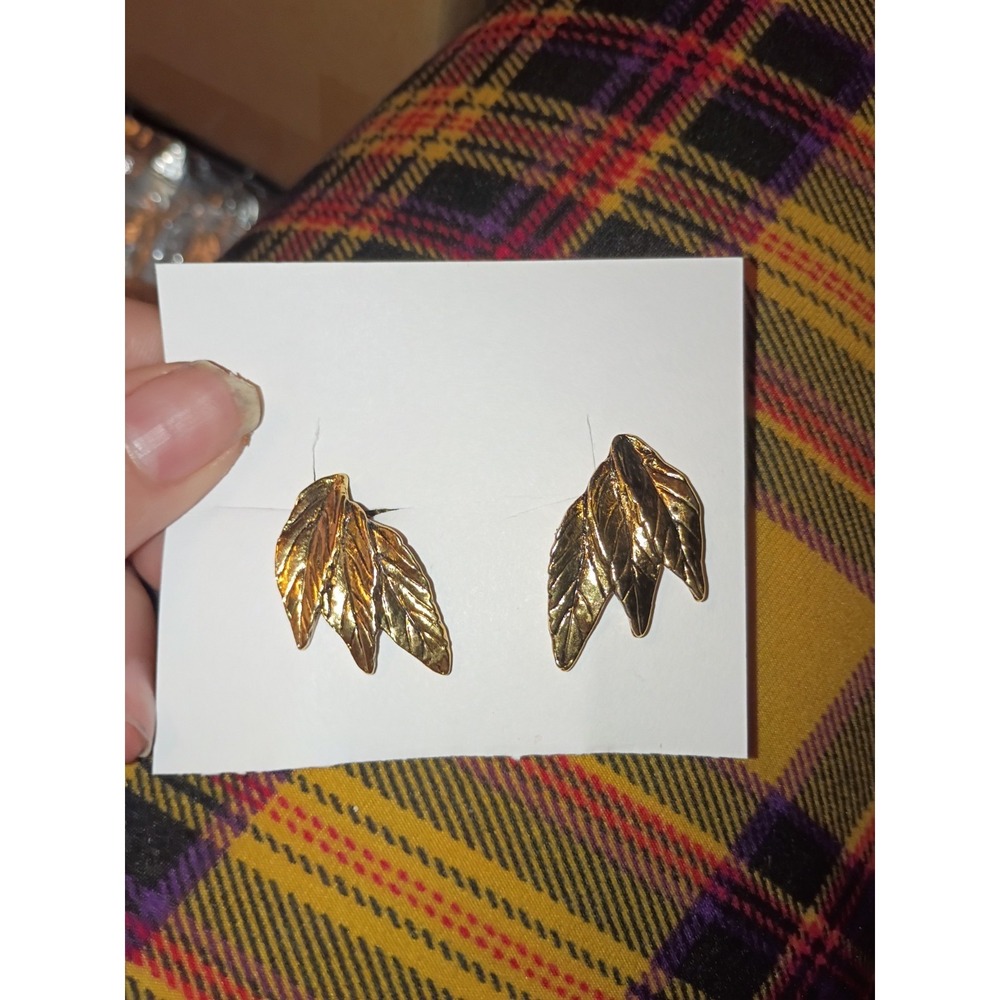 Gold Tone Vintage Leaf Gilted Clip On Earrings Unmarked